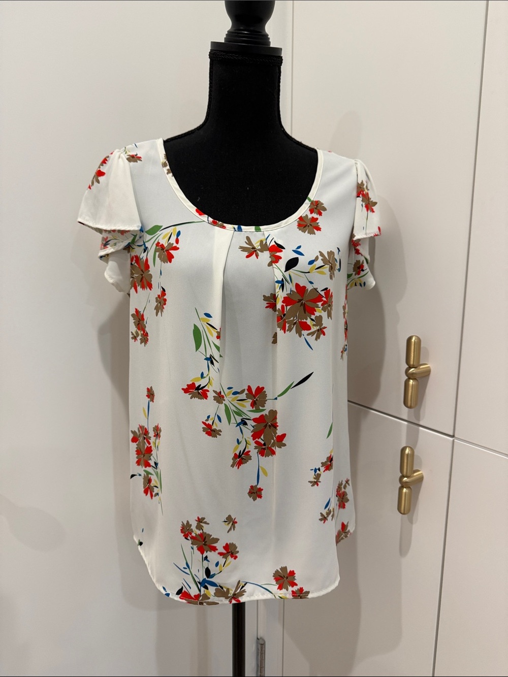 ezra White Floral Scoop-Neck Flutter Sleeve Blouse